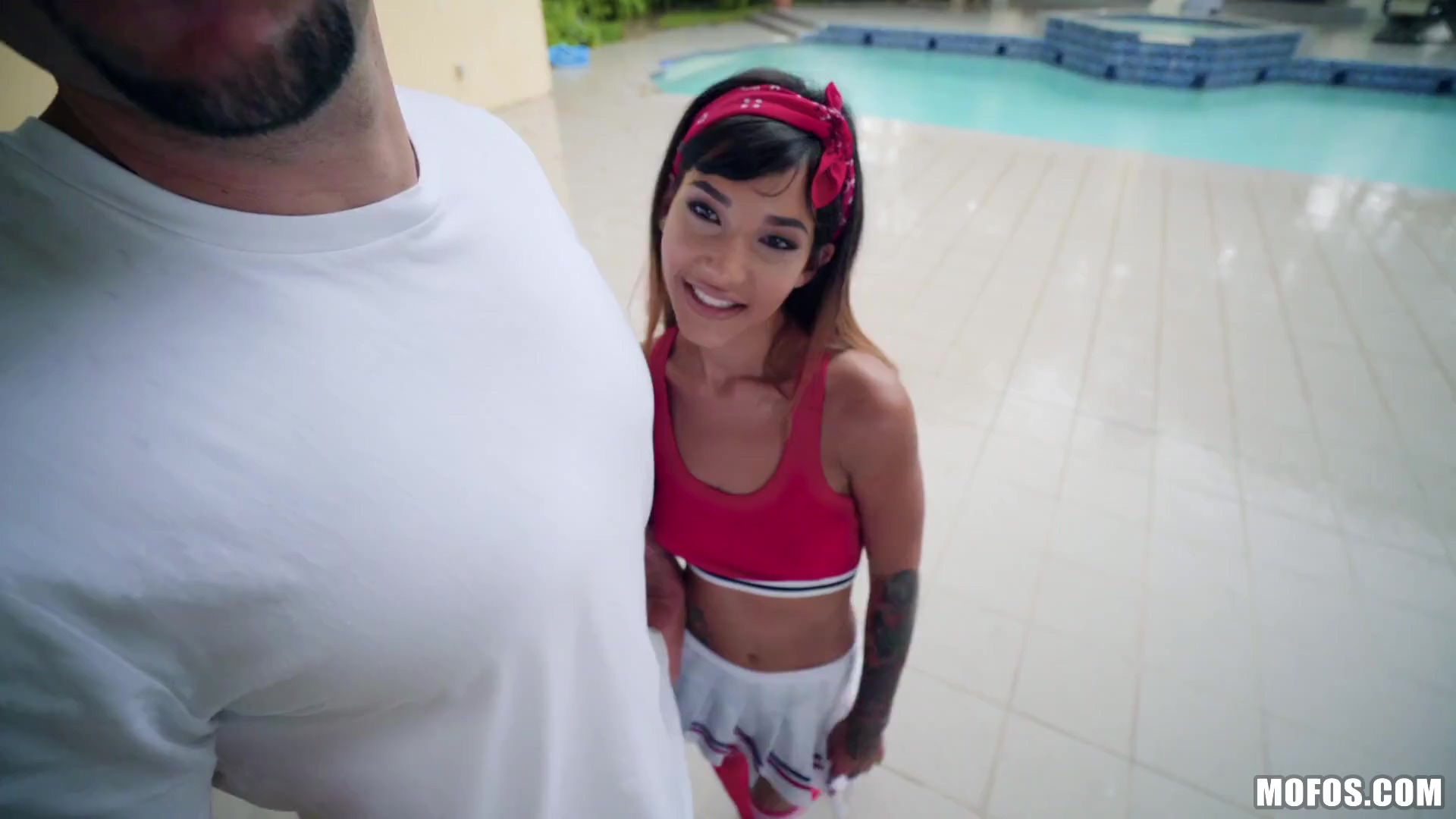 Monstruo Enorme Y Audaz Se Folla A Una Pequeña Chica Flaca – Video Porno Duro