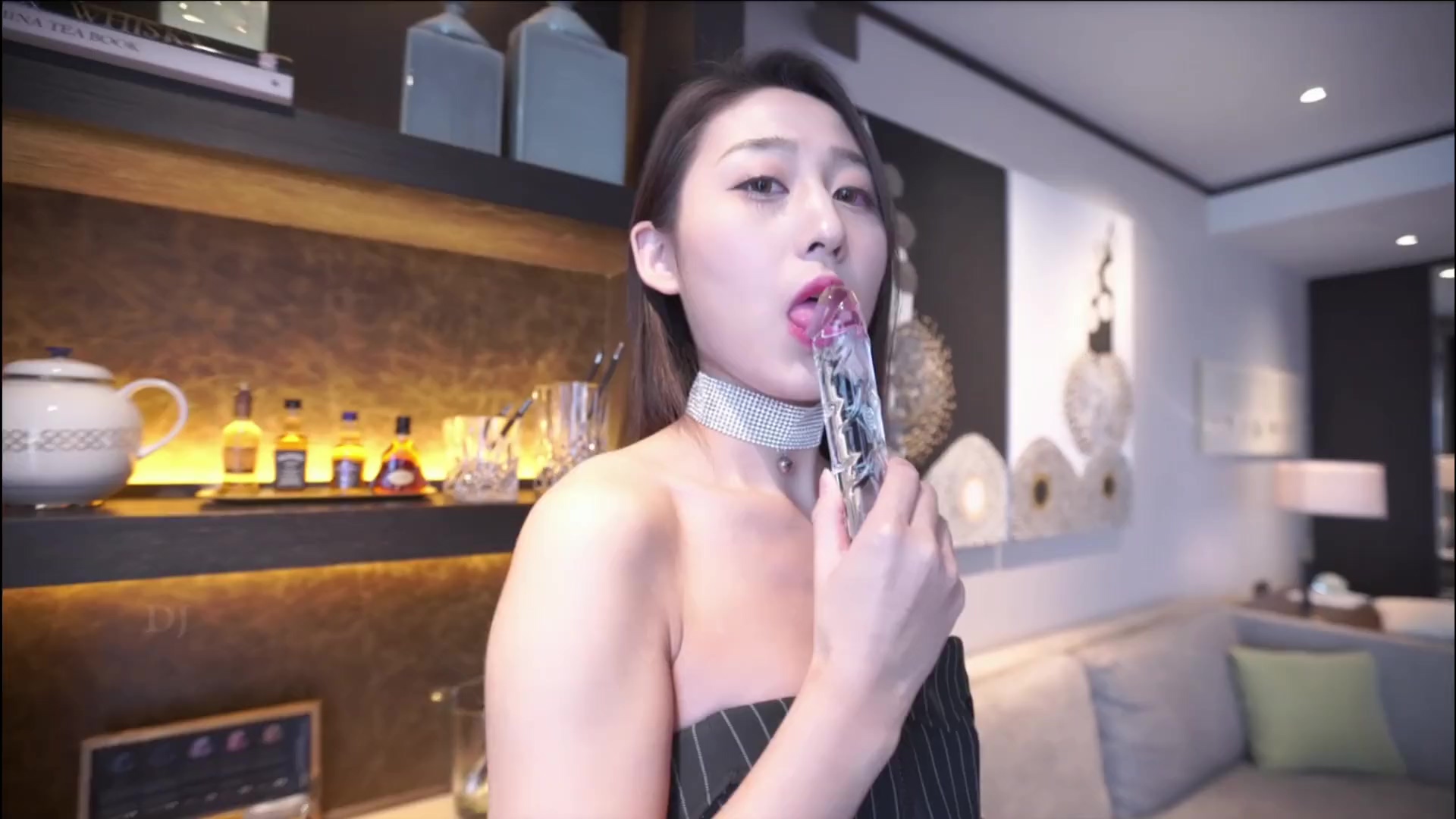 Morena asiática delgada en lencería negra sexy