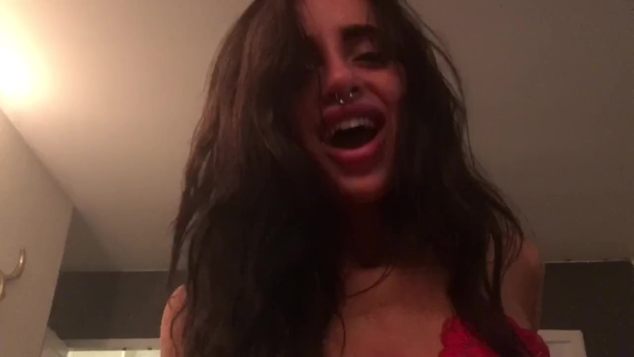 Morena caliente corre montando polla