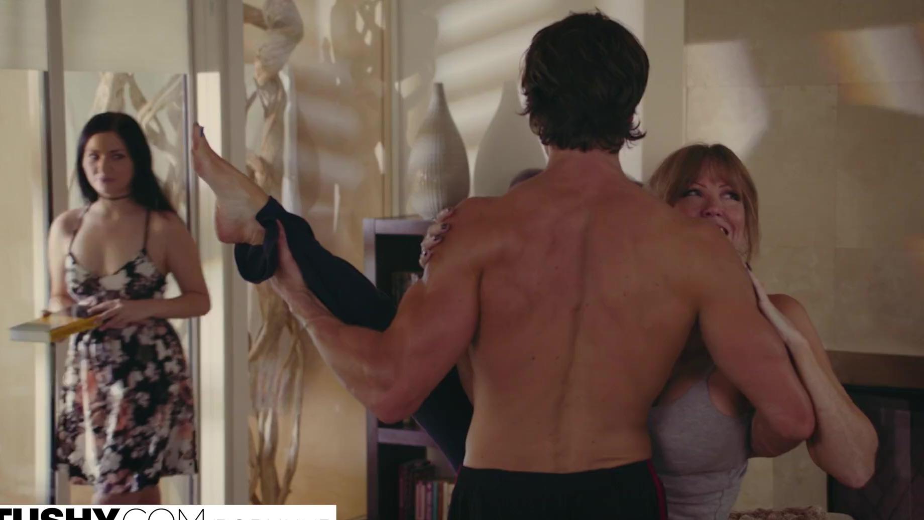 Morena seduce al amante de mamá para que le folle el culo – Tushy Porn