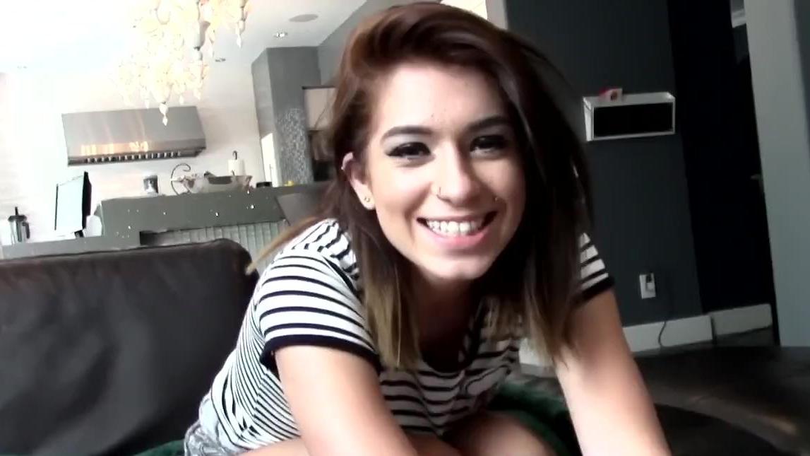 Morenas calientes con tetas naturales quedan atrapadas en el porno y chupan en silencio