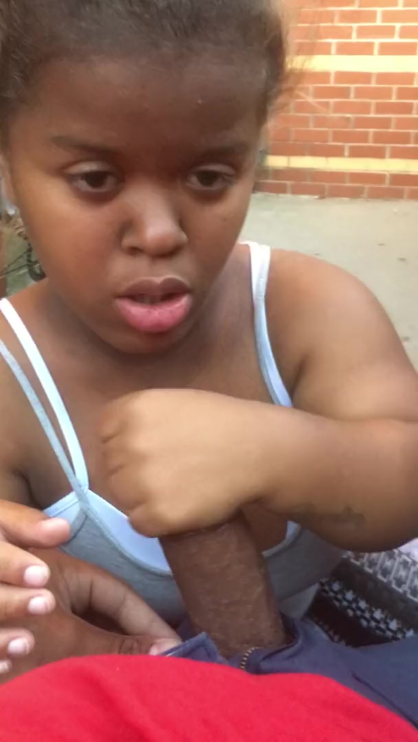 Mujer enana de ébano toma una gran polla para follar y sexo perrito pov