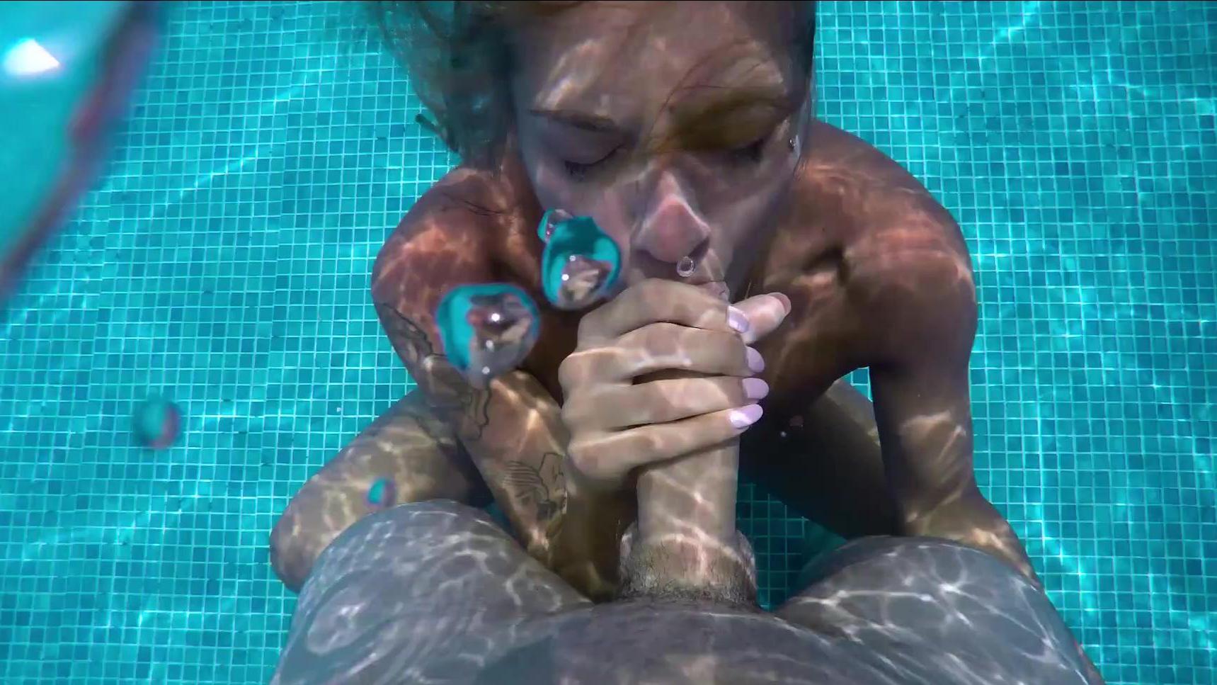 Nena cachonda siempre está lista para chuparle el culo – Porno al aire libre