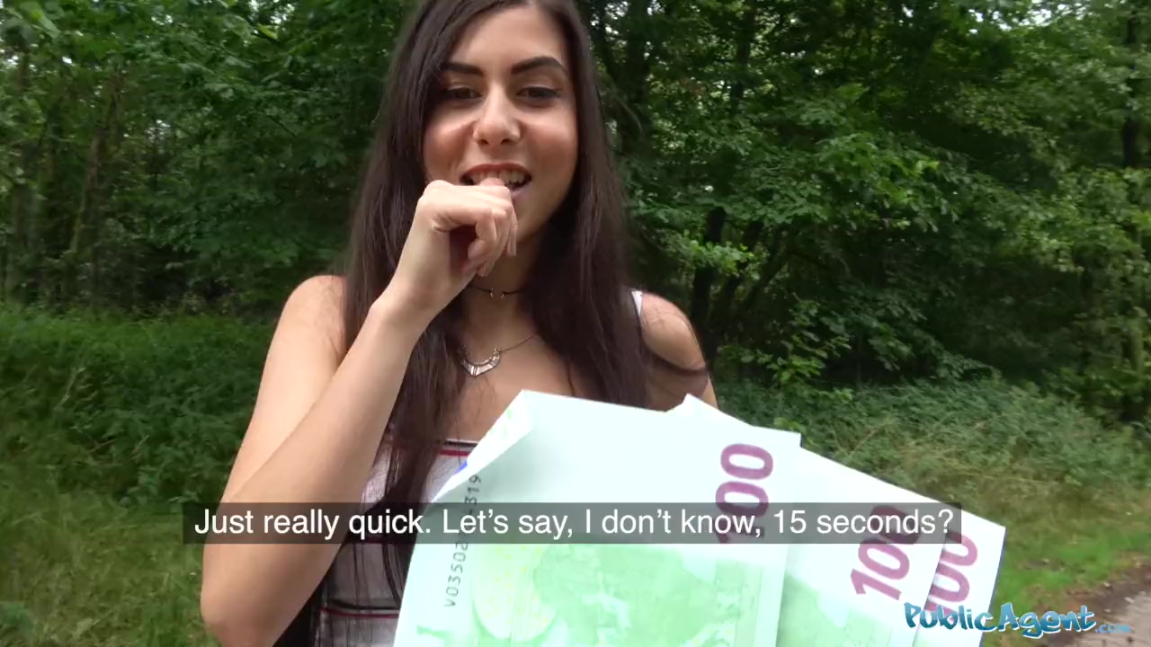 Nena caliente y sexy chupa una gran polla y paga por su viaje