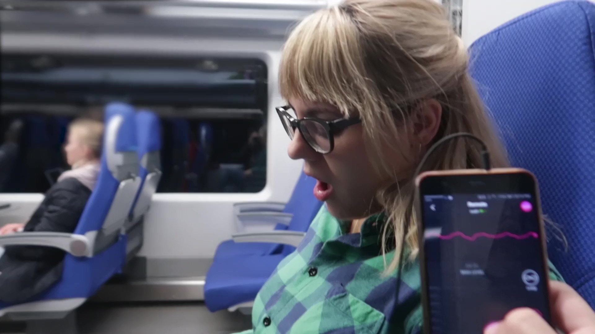 Nena gordita se corre con un vibrador remoto en el tren – porno pov