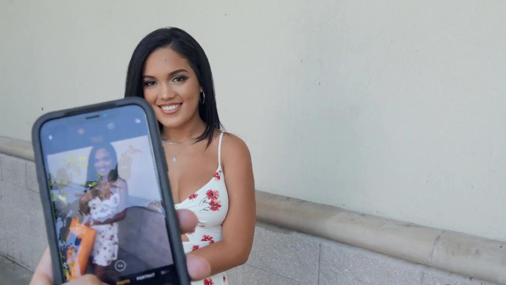 Nena latina tetona es follada por la boca antes de que los perros entren