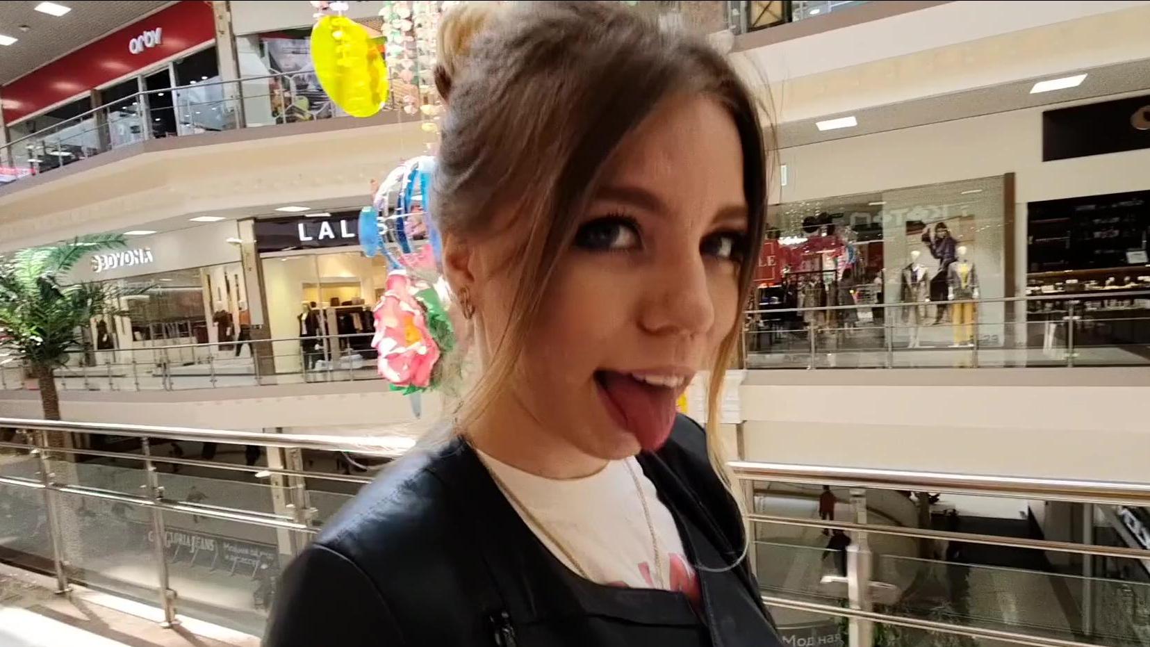 Nena linda me chupa la polla y traga semen en el mercado – juegos porno