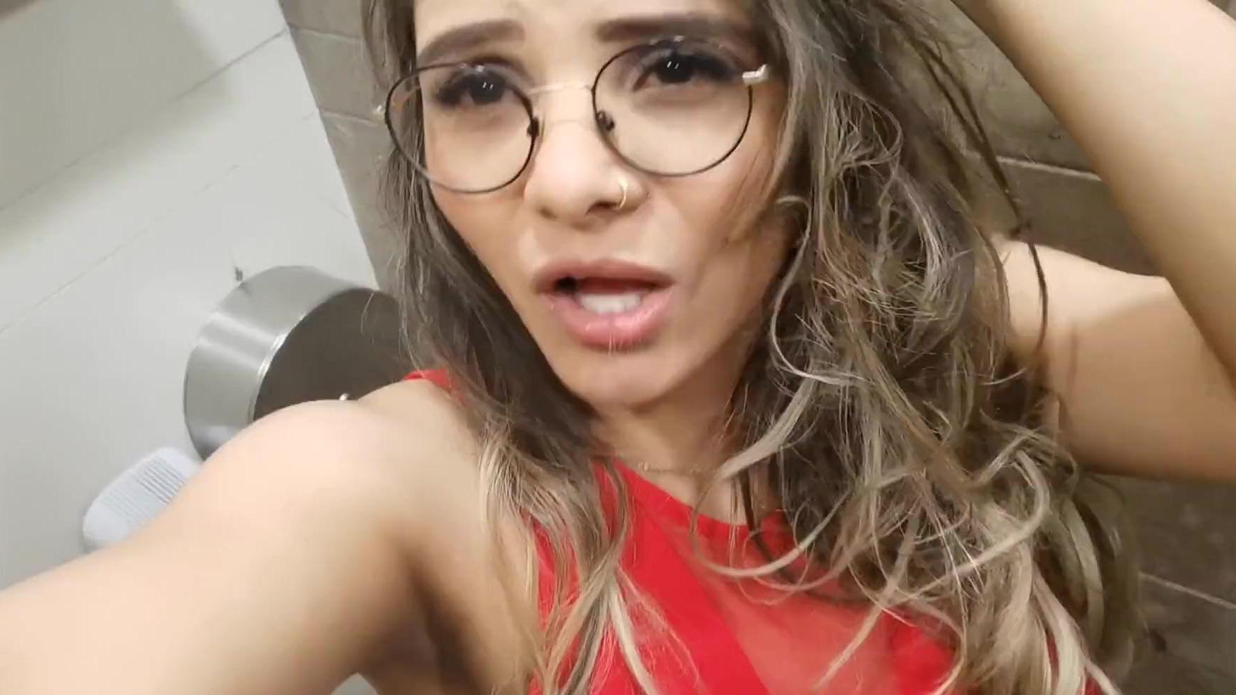 Nena sexy se toma un descanso para jugar con su bebé en el baño público – Solo