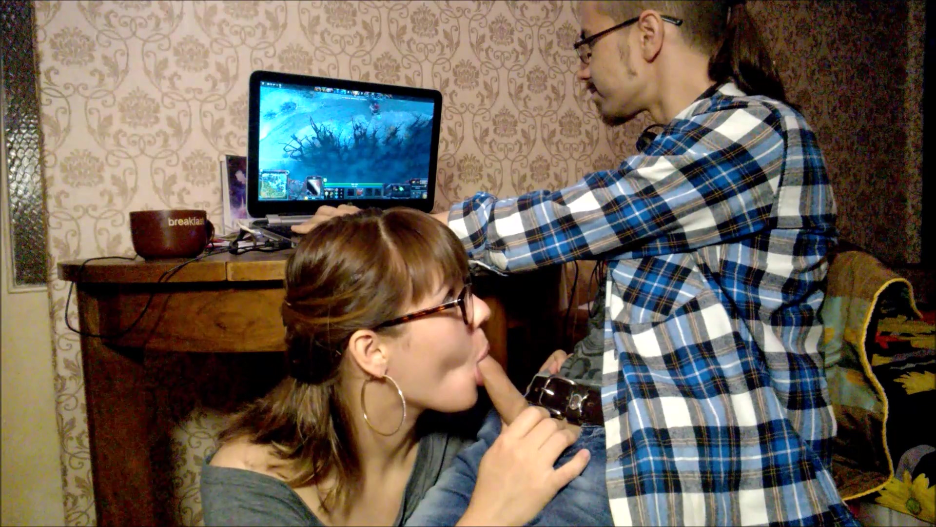 Nena tetona chupa el culo y juega DOTA – Porno Amateur