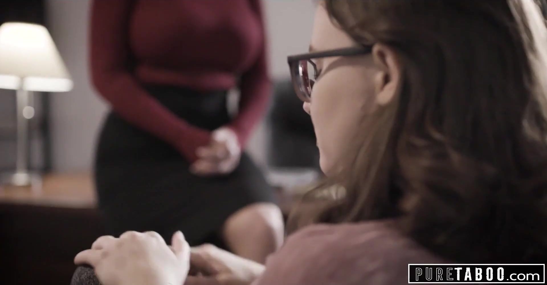 Nena tetona inocente aceptó tener sexo en público y fue doblemente penetrada y satisfecha