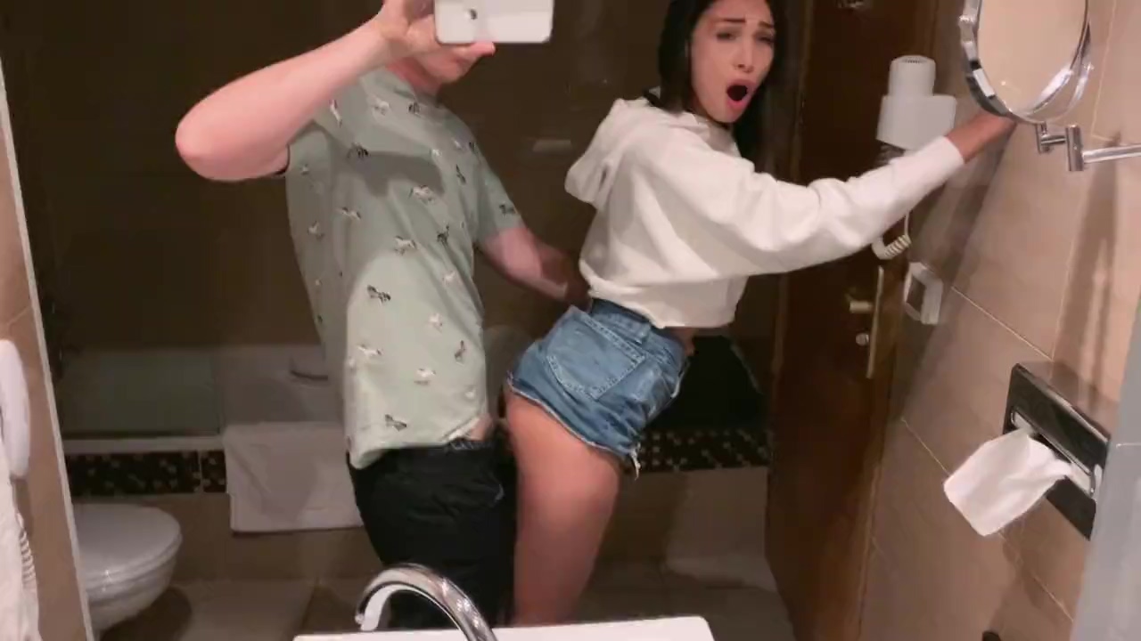 Nena universitaria aficionada haciendo trampa en un baño enorme (cara grande)