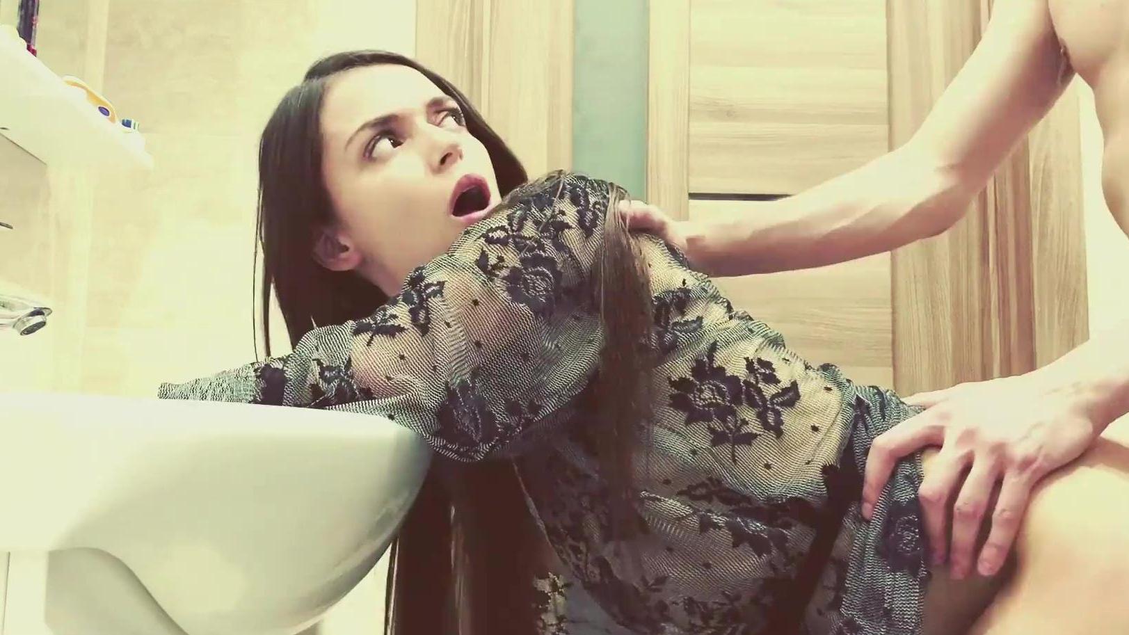 No pude resistirme a ser rechazada por un vídeo porno adolescente con creampie