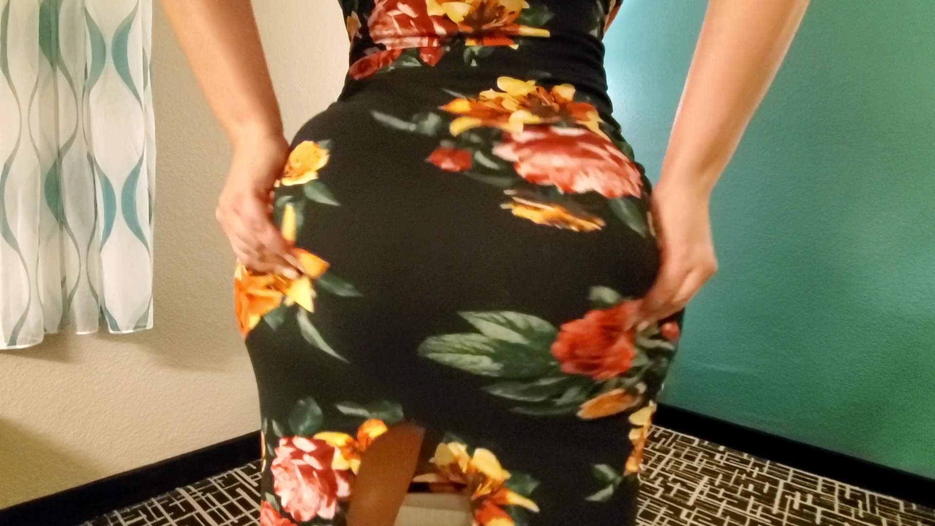 PAWG Morena escasamente vestida queda atrapada en la habitación del hotel