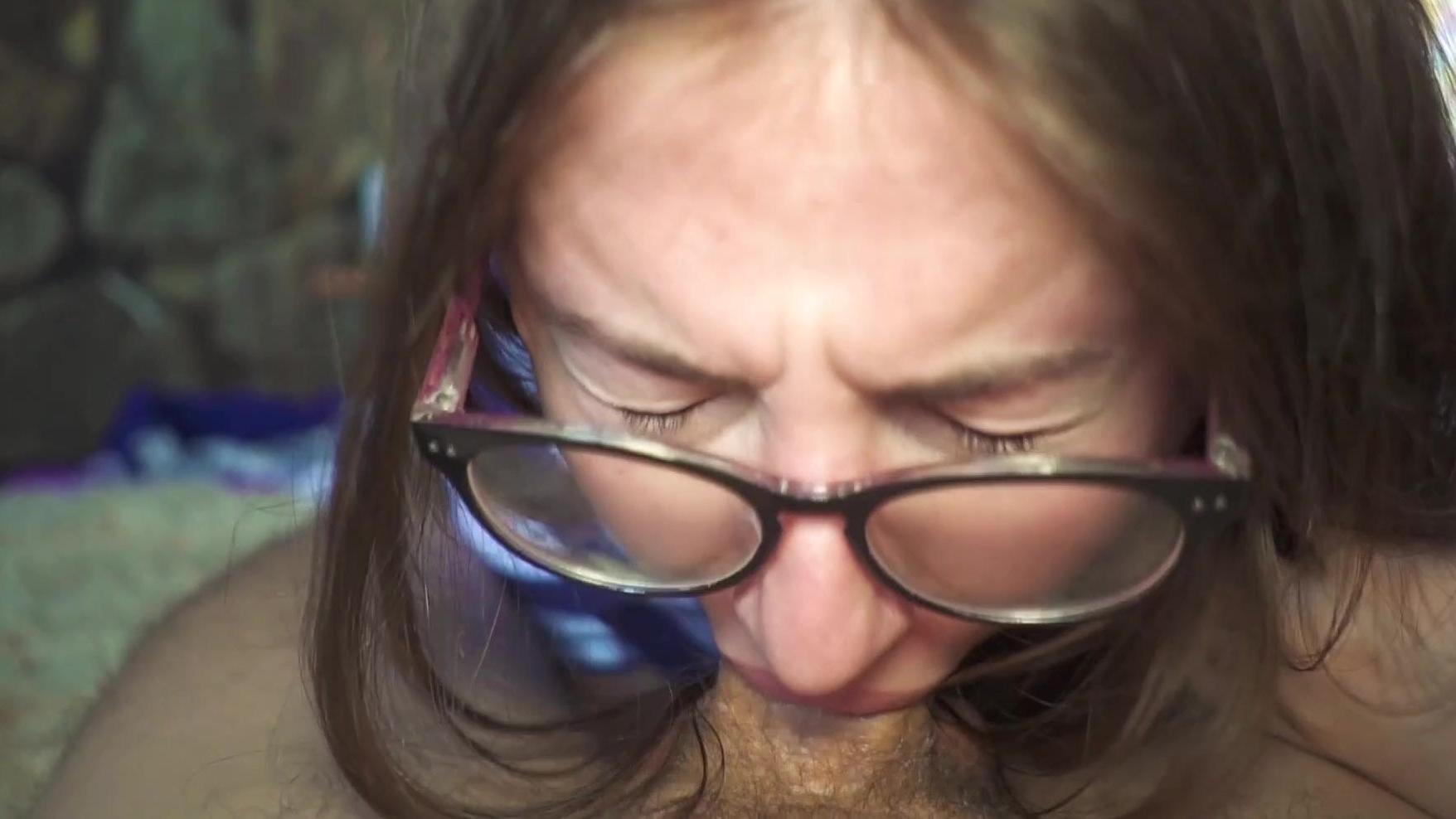 Padrastro amordaza a su hija por su mal comportamiento y la expresión de su cara