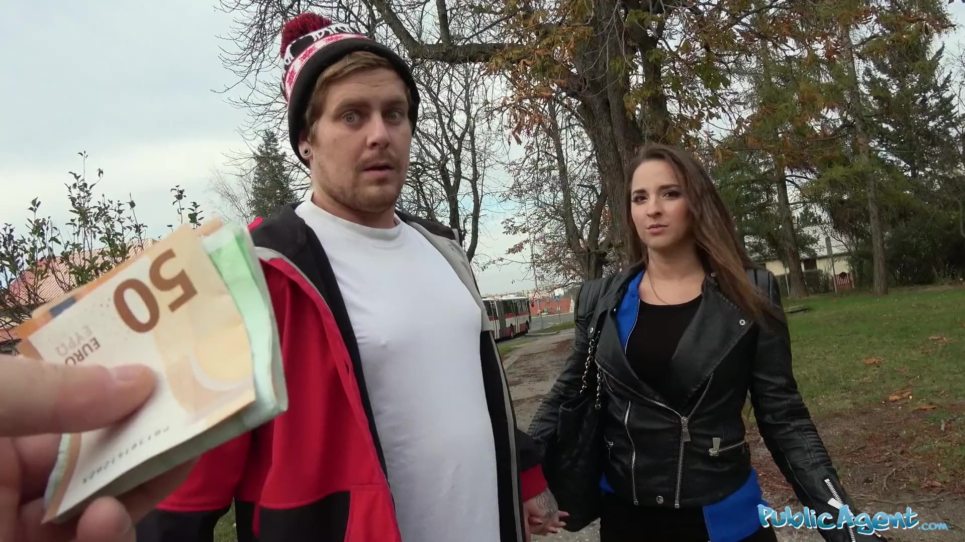 Papá cachondo le roba dinero a un extraño mientras su marido espera afuera