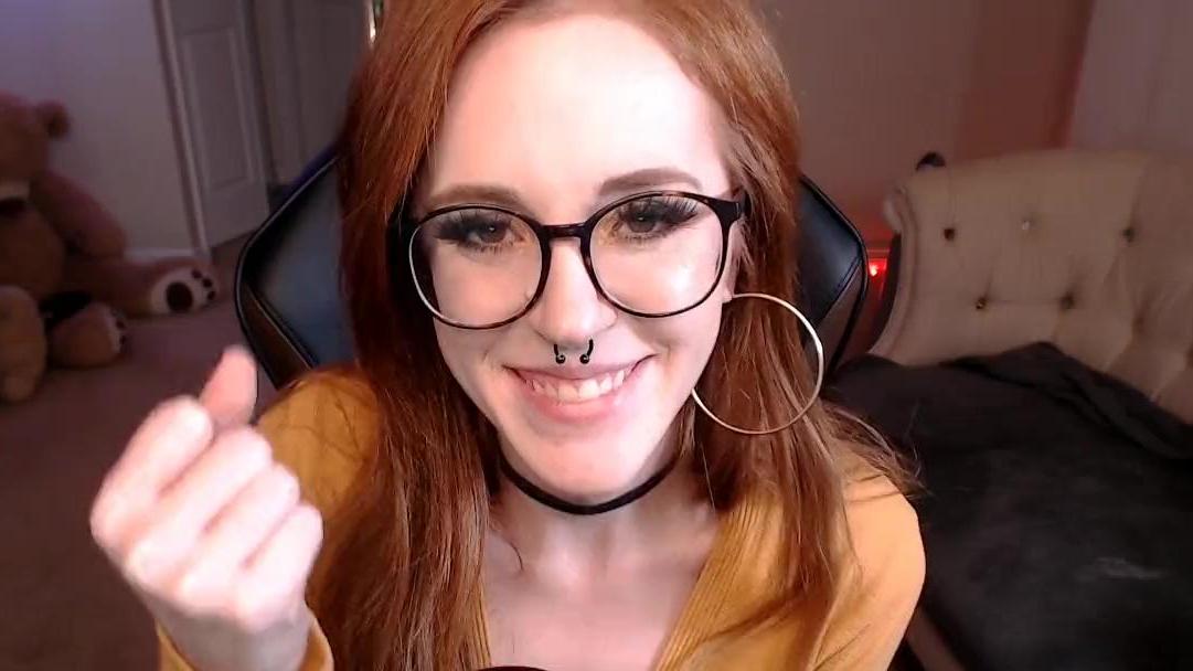 Pelirroja pervertida susurra cómo mecerla bien