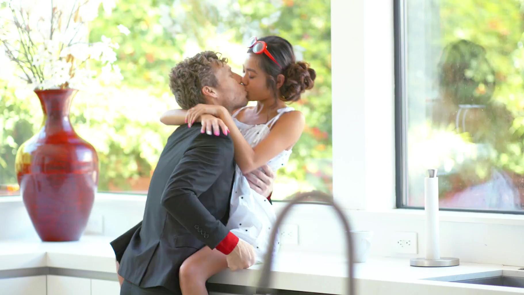 Pequeña asiática con tatuajes tiene sexo oral y se la clavan de muchas maneras