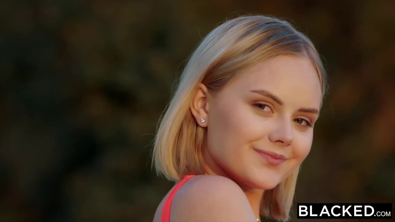 Pequeña belleza rusa muestra a un hombre negro cómo manejar una gran polla negra