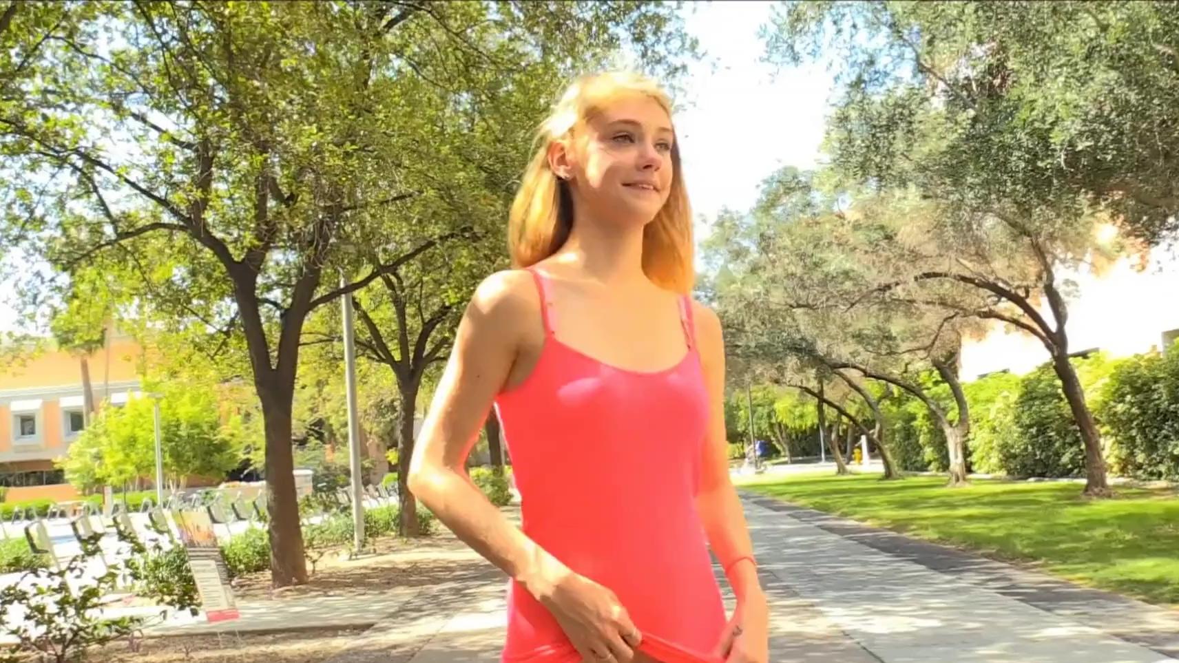 Pequeña monada se desnuda en público