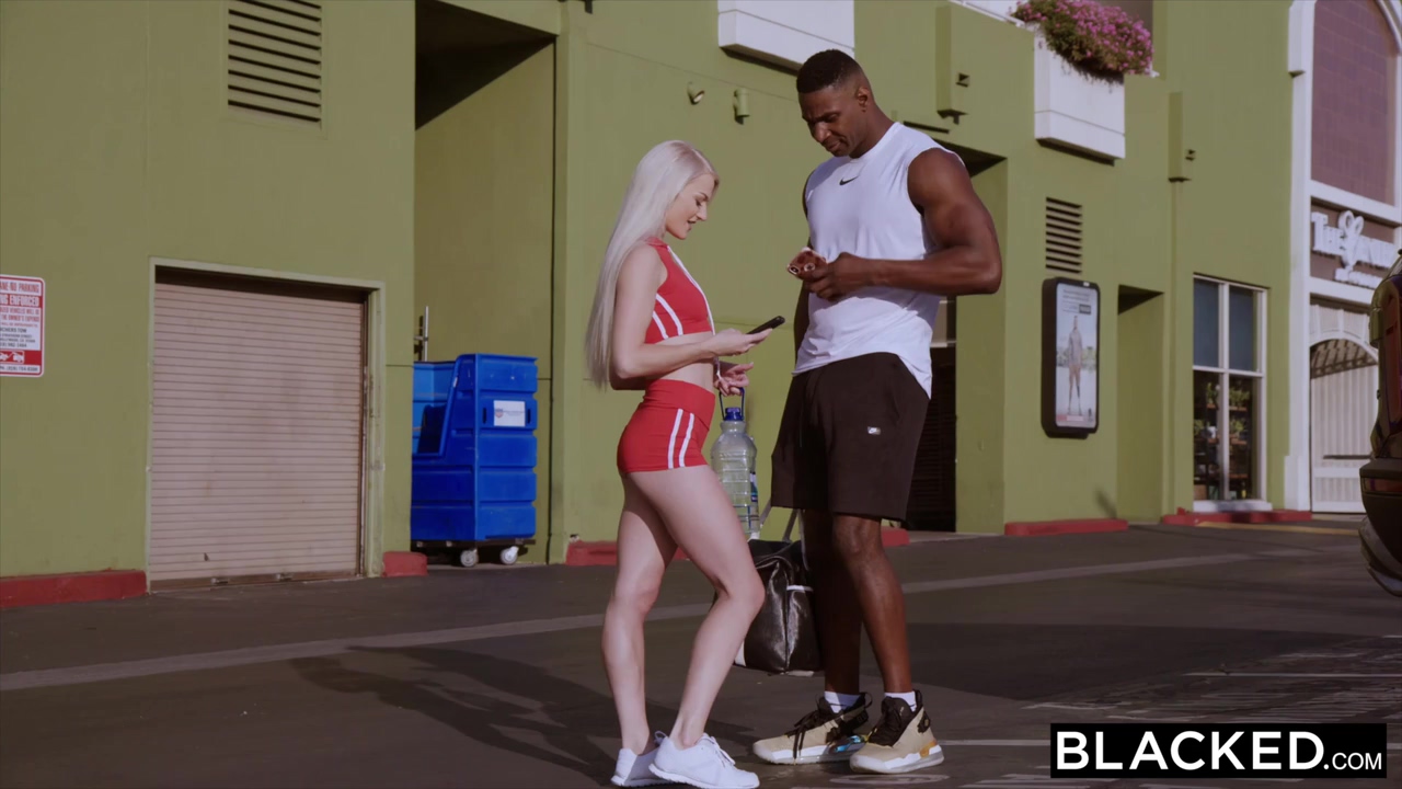 Pequeña mujer rubia vomita cuando ve una foto de la BBC