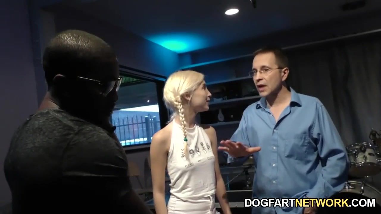 Pequeña rubia conoce a la BBC para hacerse famosa – Dogfart Network Porn