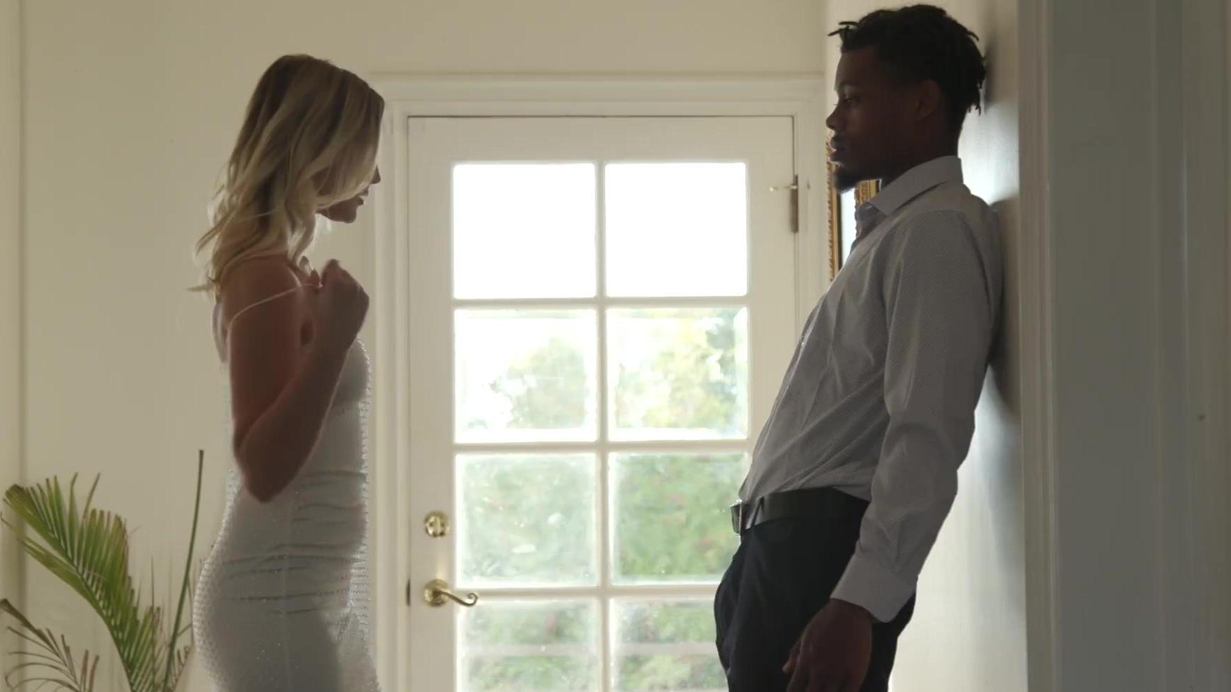 Pequeña rubia disfruta de la BBC – Porno interracial