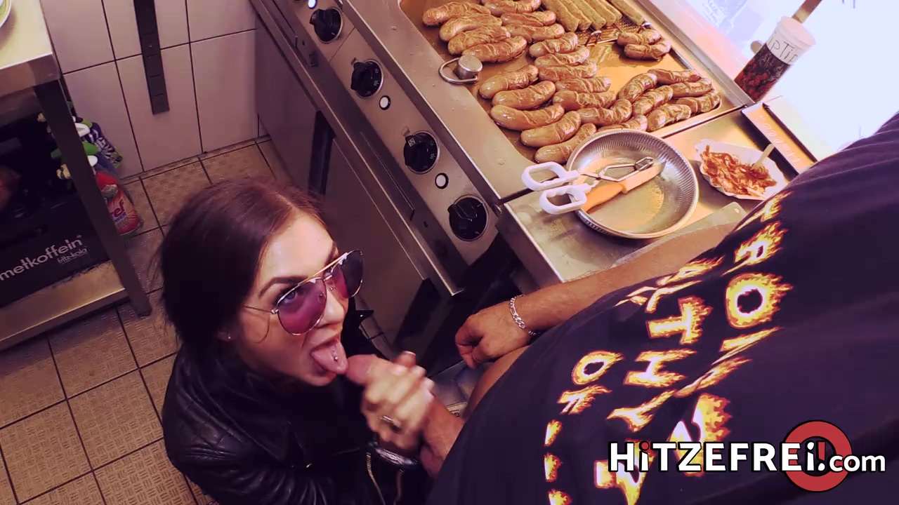 Pollo Alemán en Llamas, probando su ‘salchicha’