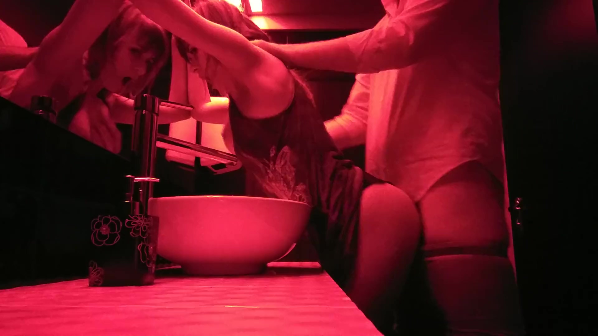 Prostituta rusa entró al baño del club – Porno Amateur