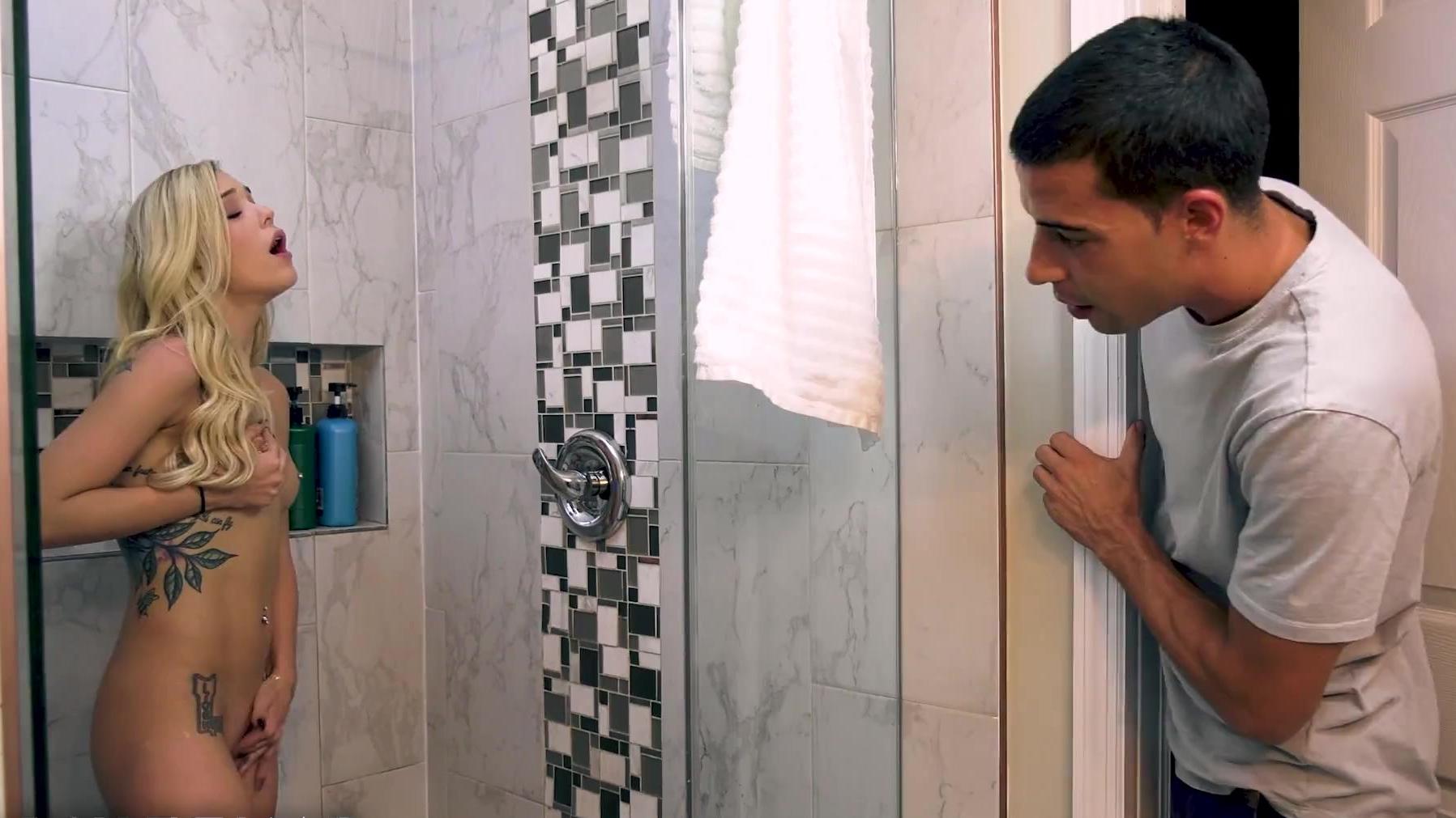 Rubia caliente atrapada caminando en la ducha por su hermanastro cachondo