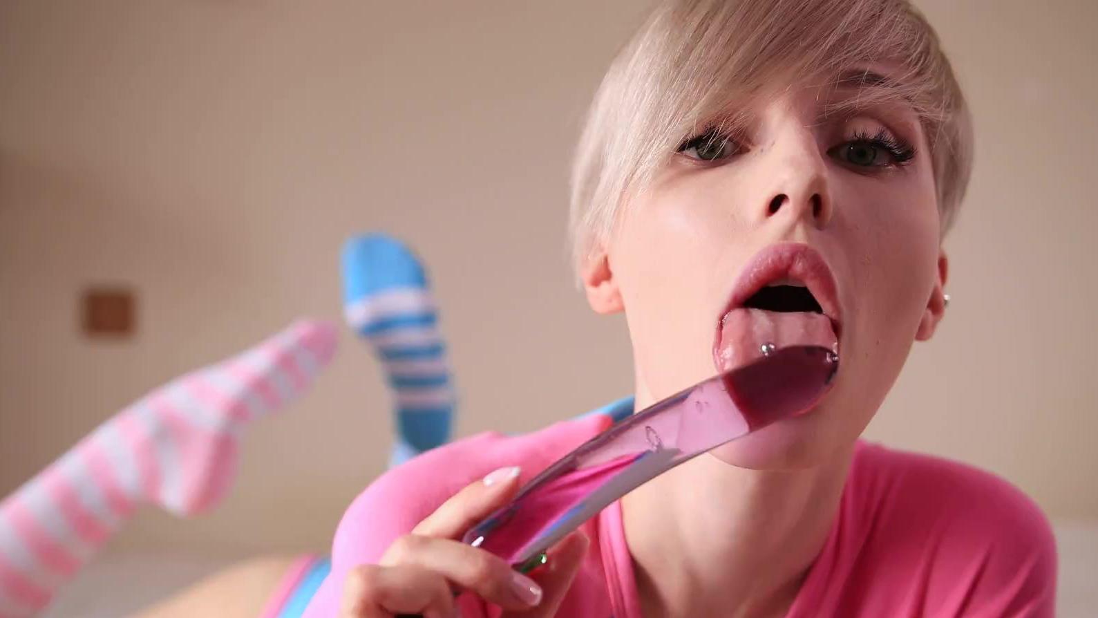 Rubia caliente le patea el culo con un consolador – cosplay porno amateur en solitario