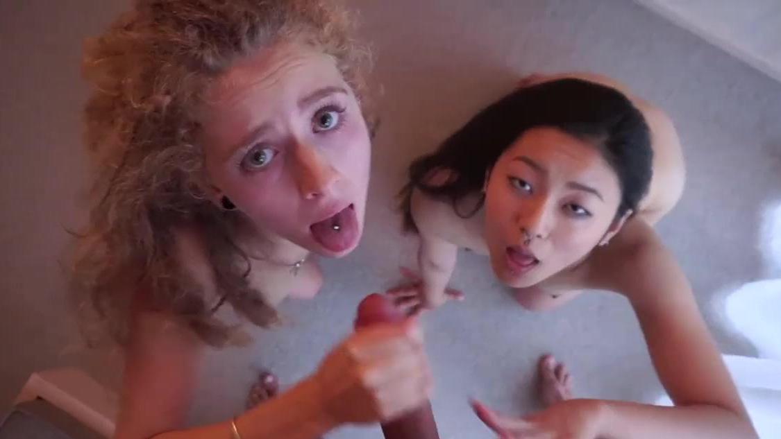 Rubia de aspecto inocente y a su amiga asiática les encanta chupar pollas