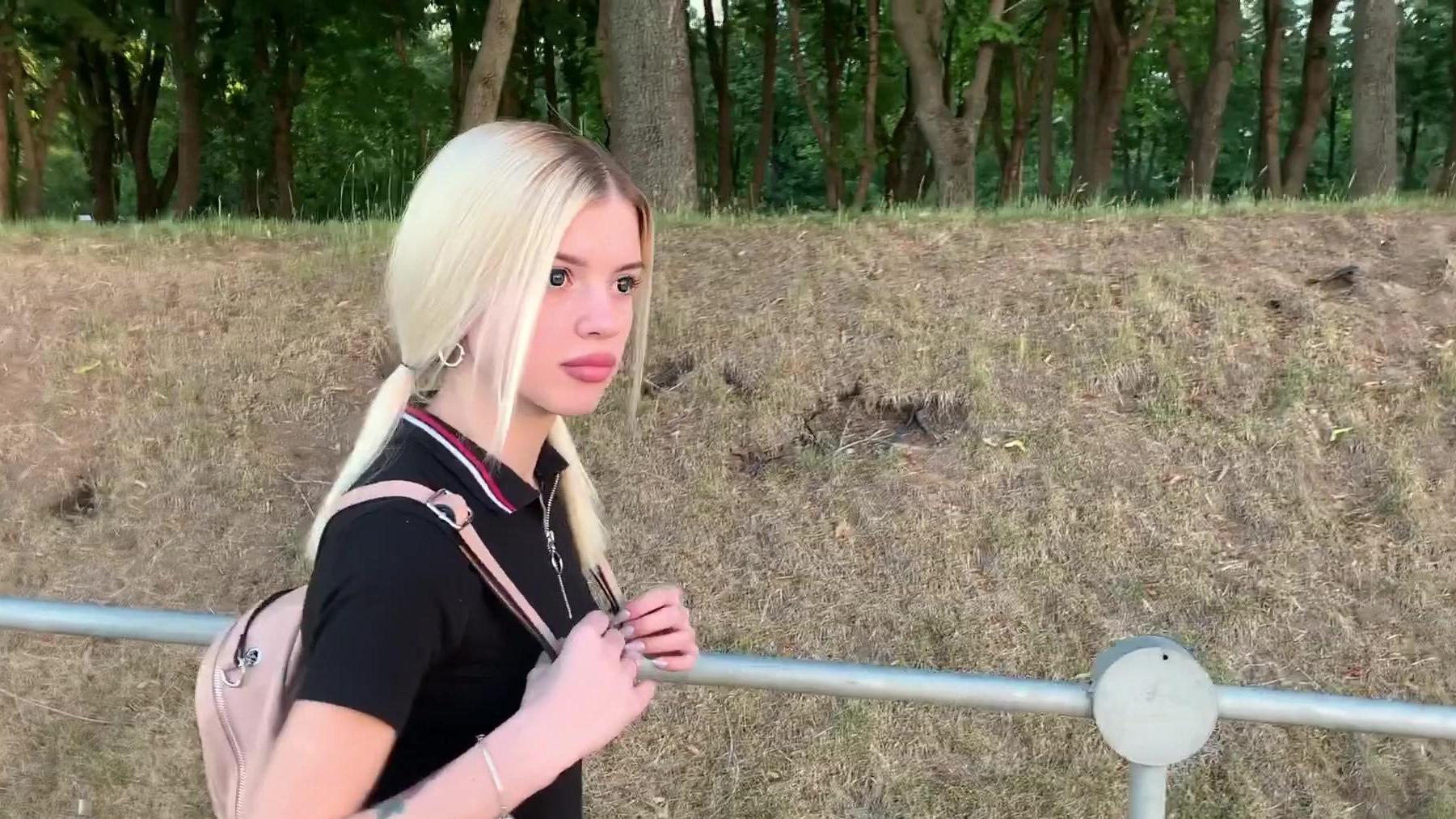 Su hermanastra recogió la boca del niño después de la escuela en la habitación de los padres.