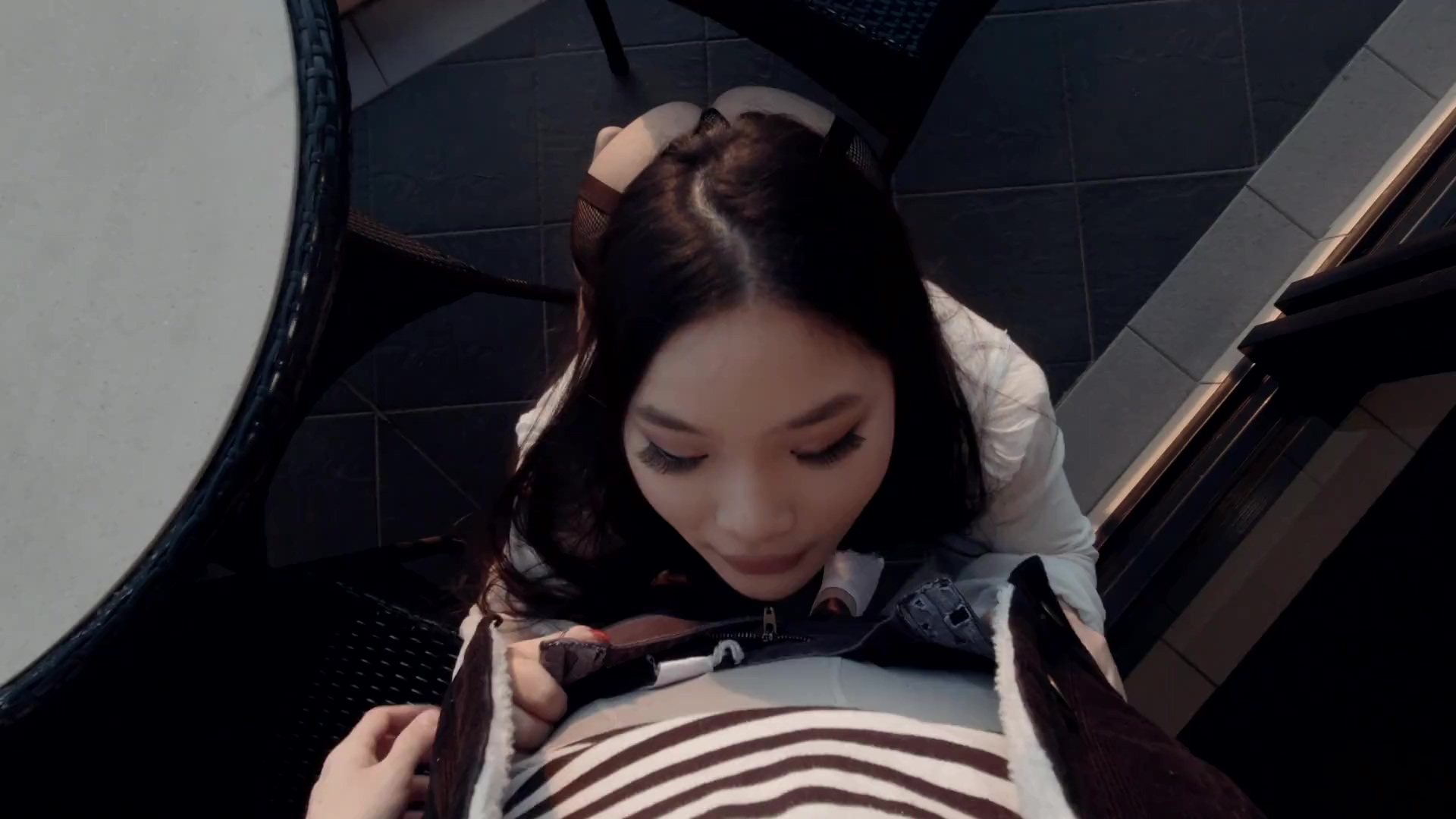 Taladrando a mi amiga asiática en el balcón – porno adolescente amateur