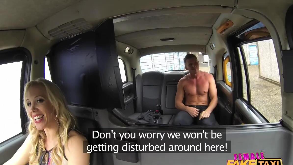Taxista cachonda y tetona ataca la gran polla del bombero
