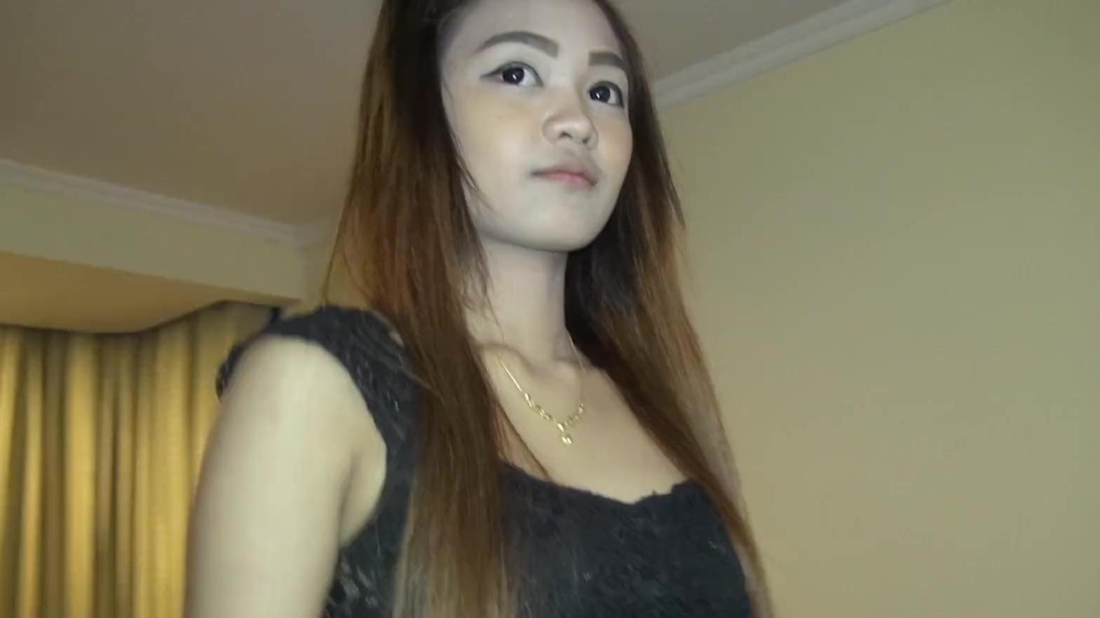 Tímida puta asiática con tetas pequeñas toma una gran polla de turista blanco y se la traga