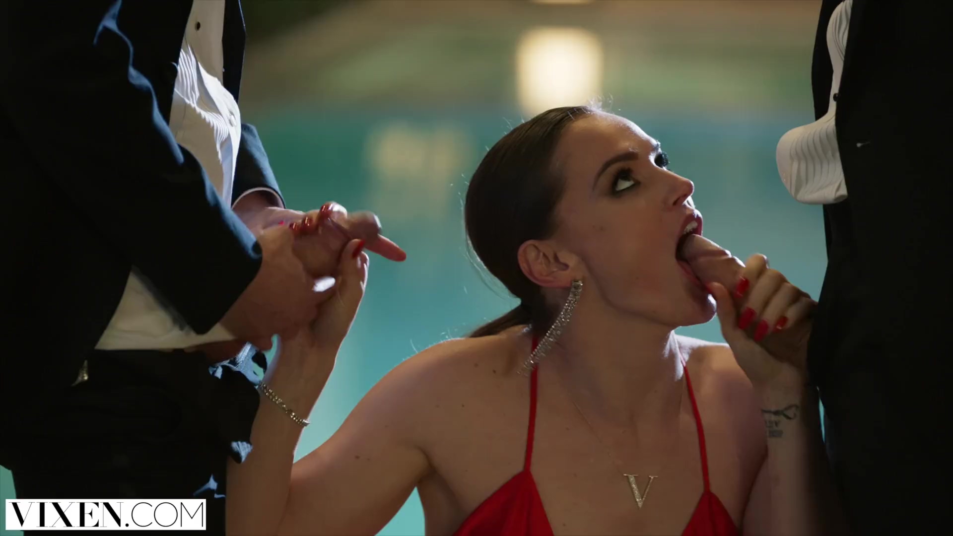 Tori Black se encuentra con dos neumáticos después de recibir un premio – Vixen Threesome Porn