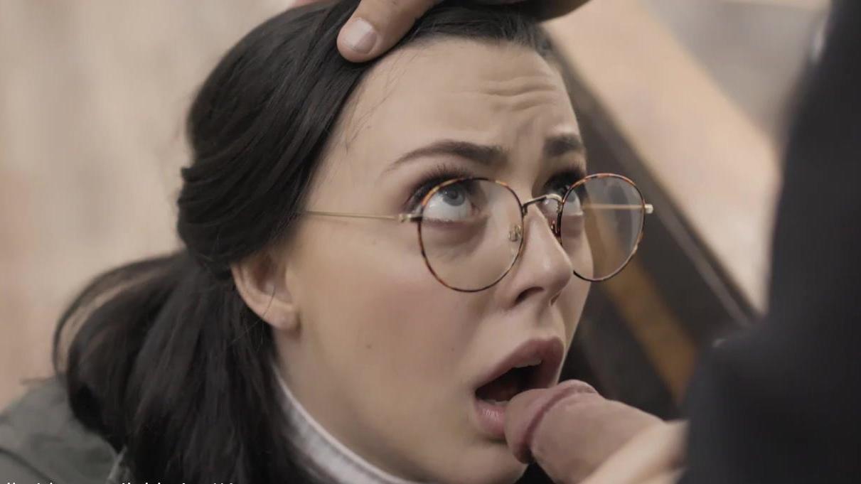 Trabajadora social maltrata a adolescente con gafas (Pure Taboo, Whitney Wright)