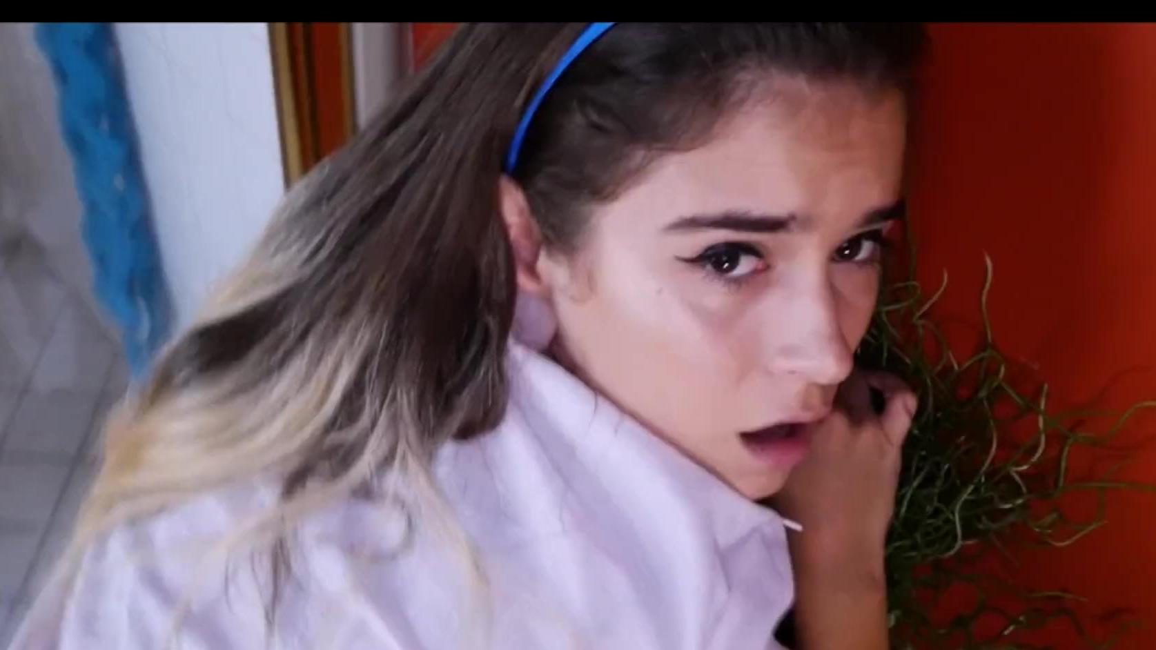 Un adolescente fue pillado viendo porno en el baño y su padrastro lo castigó