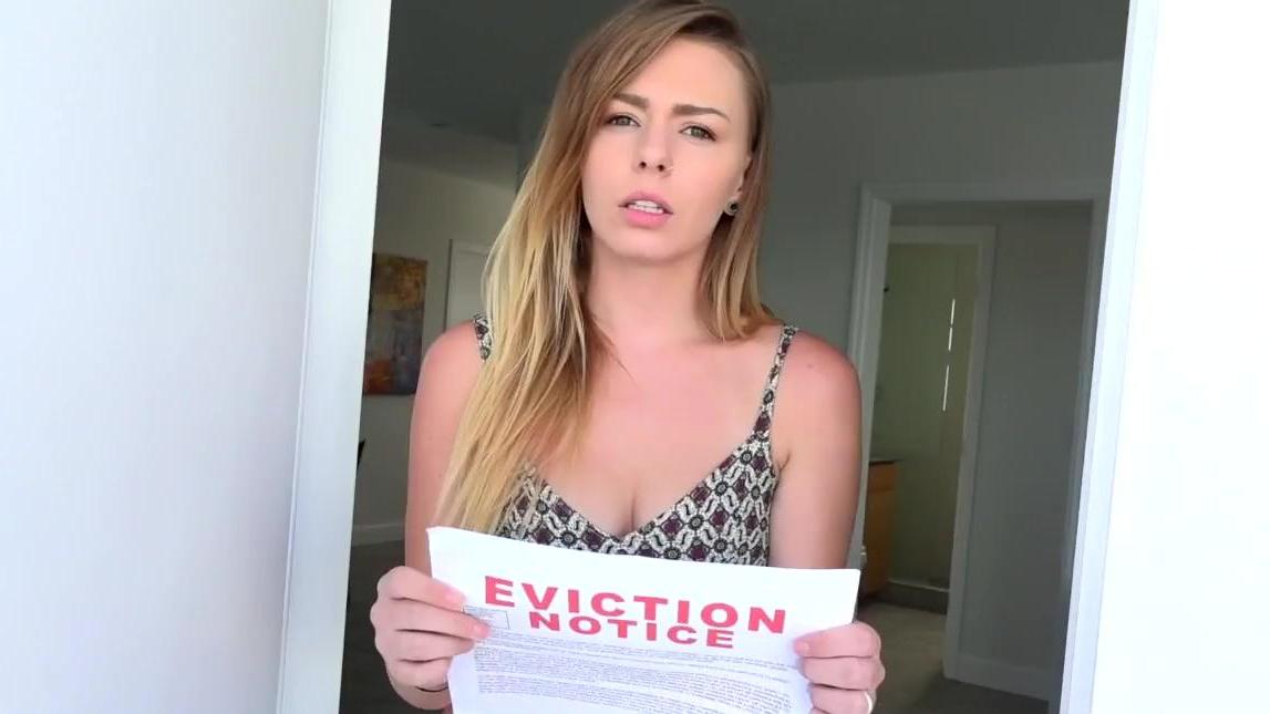 Un casero con un gran culo le grita a una adolescente atractiva que alquile. ¡Su bebé apretado está muy mojado!