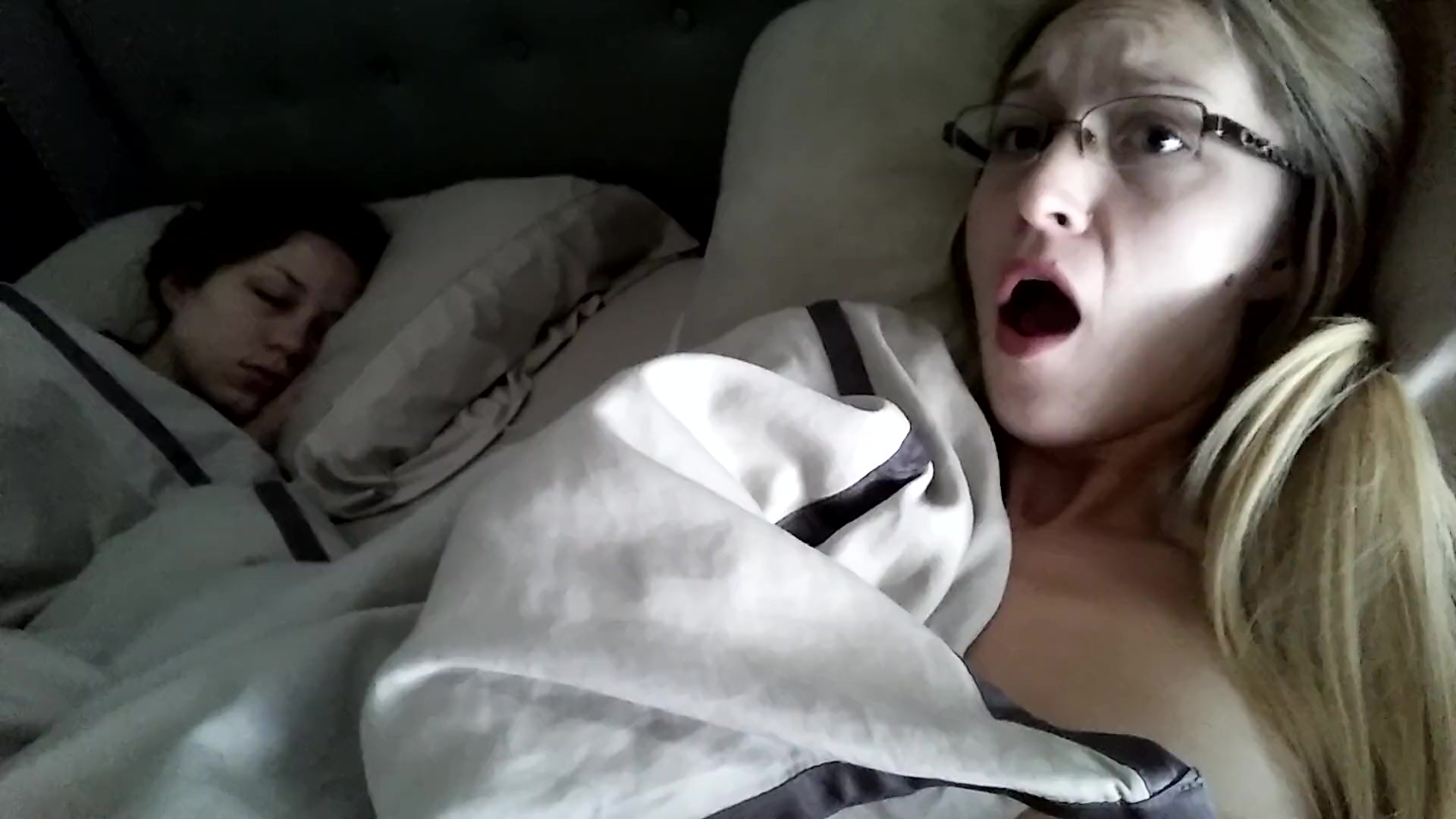 Un joven se masturba y se mete junto a su hermana dormida