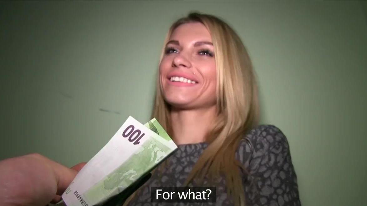 Un padre rubio oscuro vendió a su bebé a una trabajadora social y fue captado en público