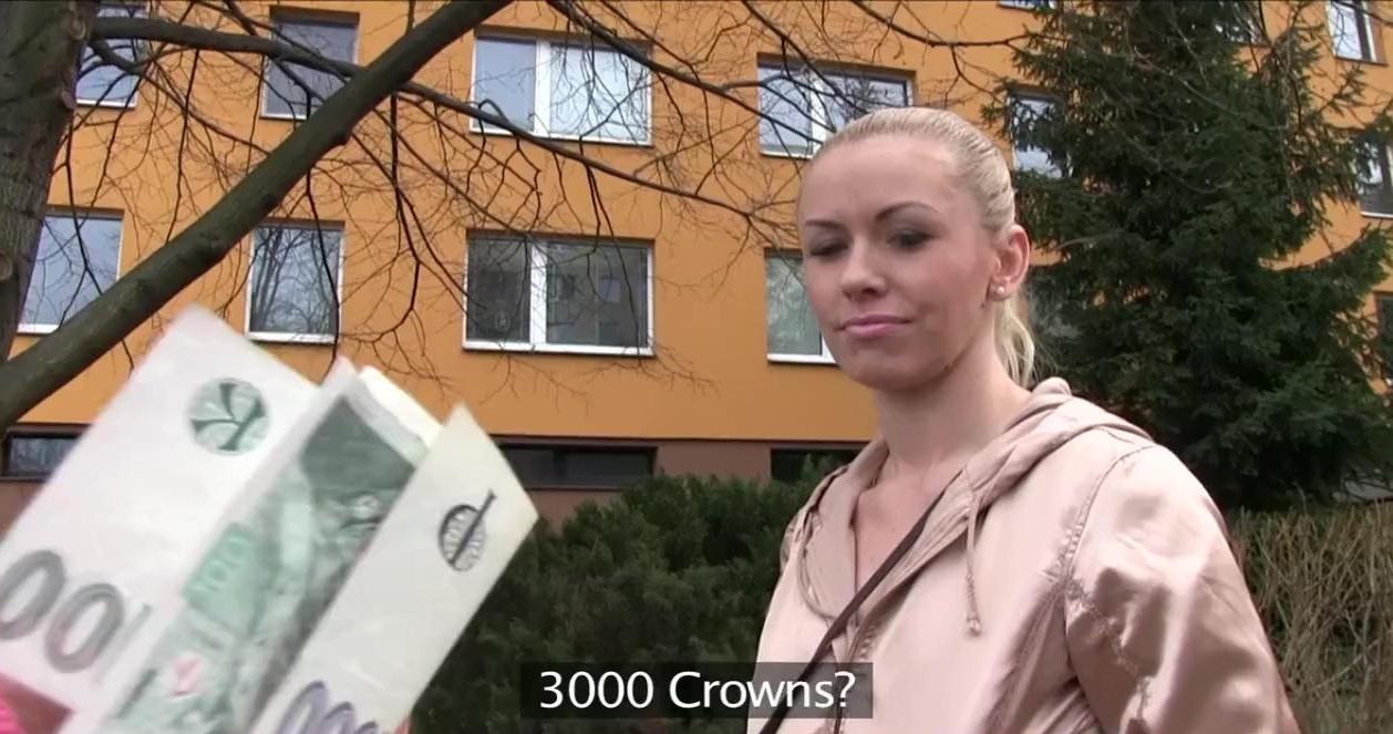 Un rubio de gran culo folla con un desconocido