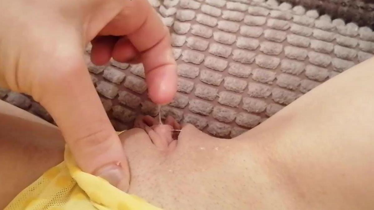 Una adolescente en forma acaricia a su bebé en bragas sexys y lo filma ante la cámara para su novio