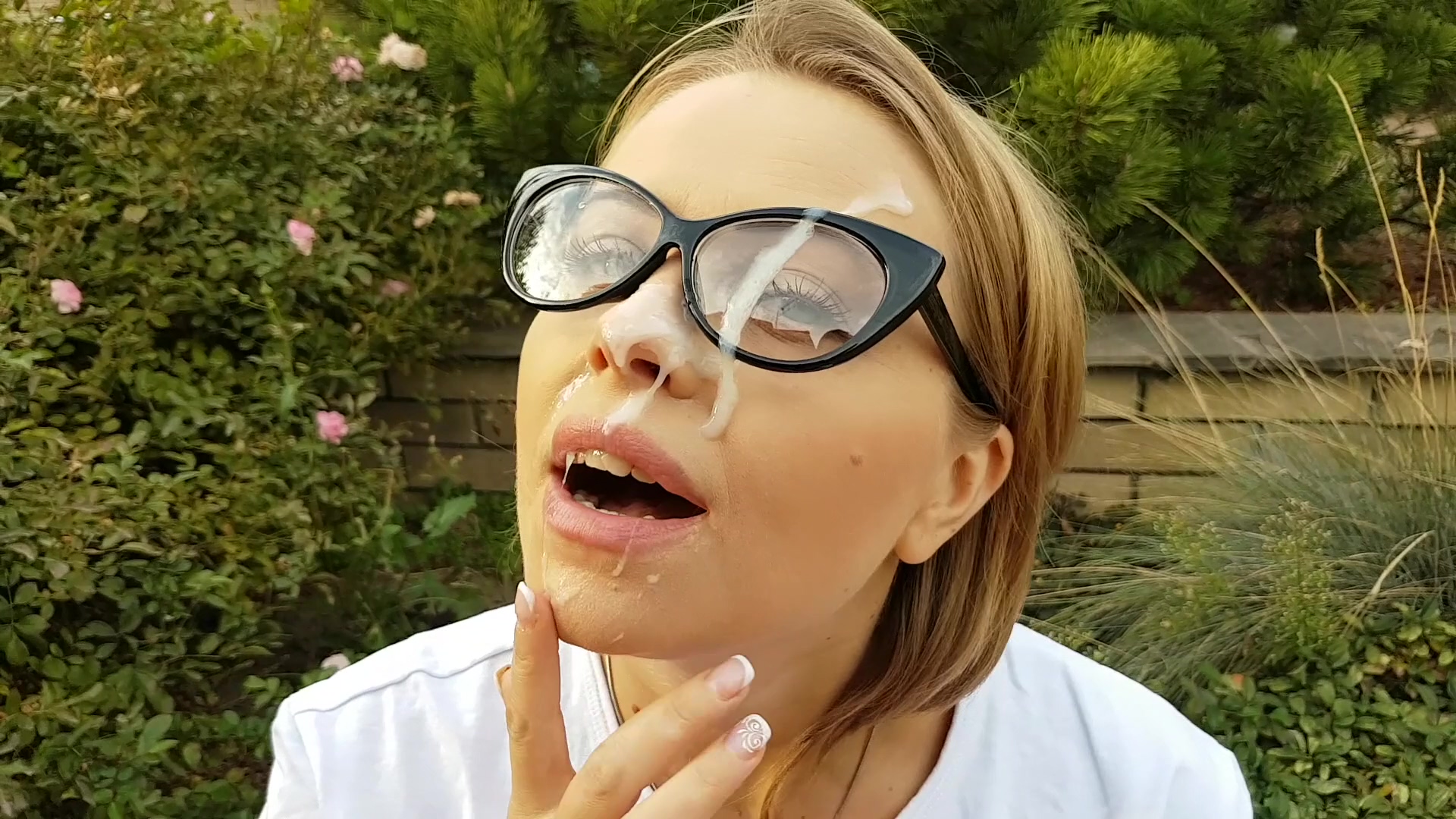 Una chica FIT con pantalones de yoga le grita casualmente a su hermanastro y sigue disfrutando de su linda cara.