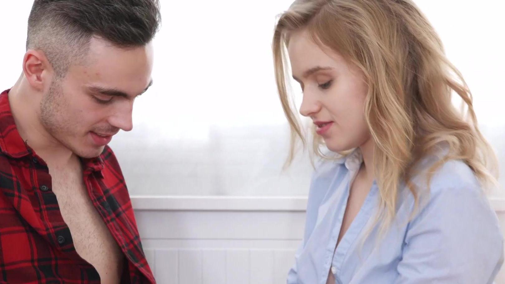 Una chica maravillosa de piel blanca como la nieve es sexualmente activa.