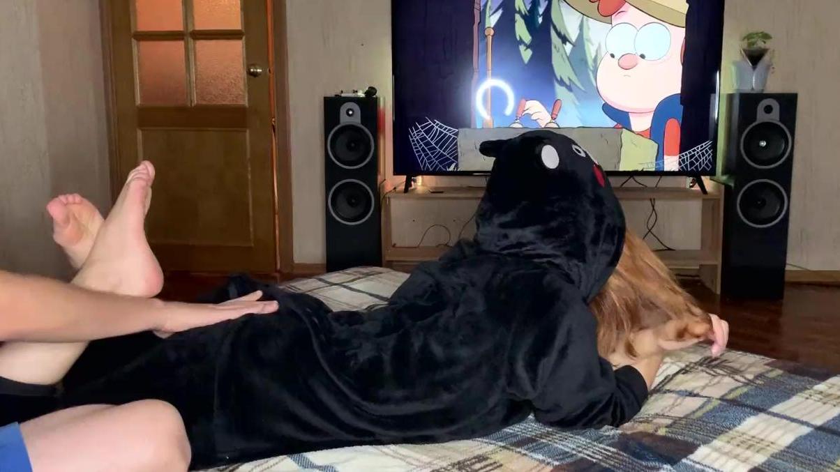 Una hermosa joven en pijama fue tocada y finalmente entró en su boca.