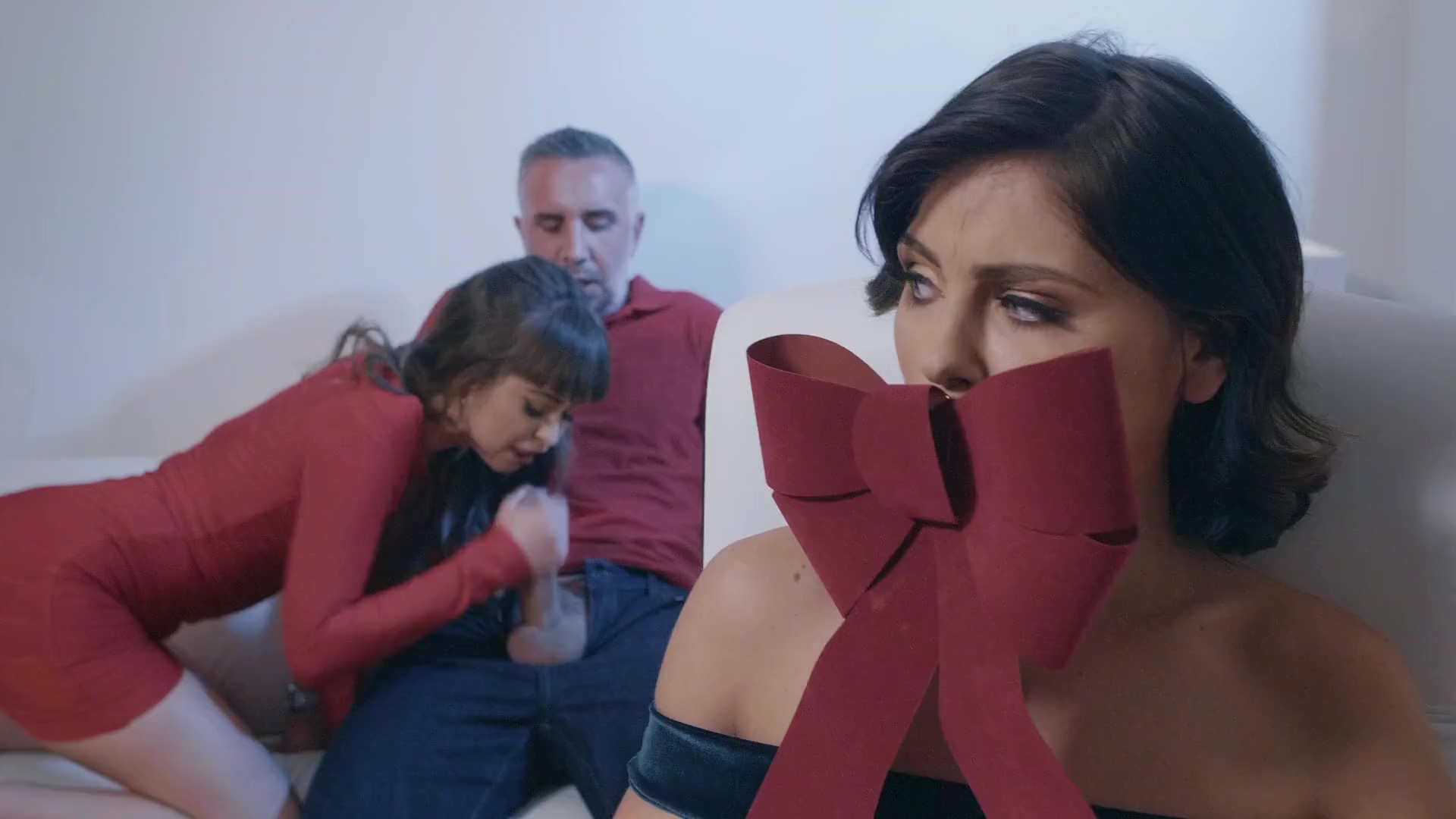 Una hermosa joven morena ató a mi esposa y me golpeó el cuello rígido.