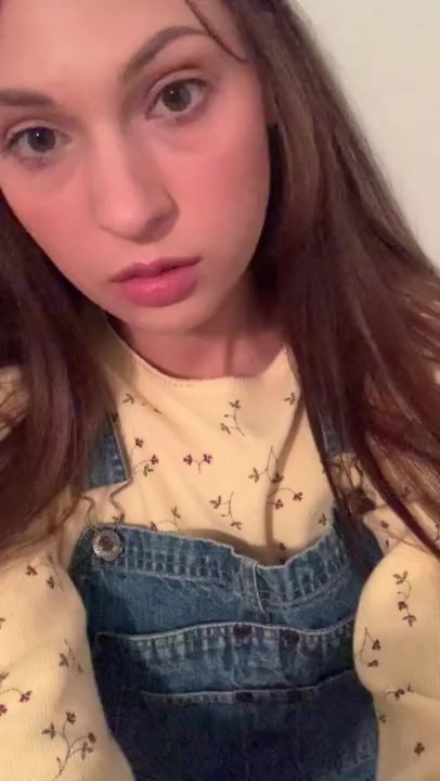 Una joven de 19 años se frota los pechos con un gran vibrador y le chupa el ratón a su vecina