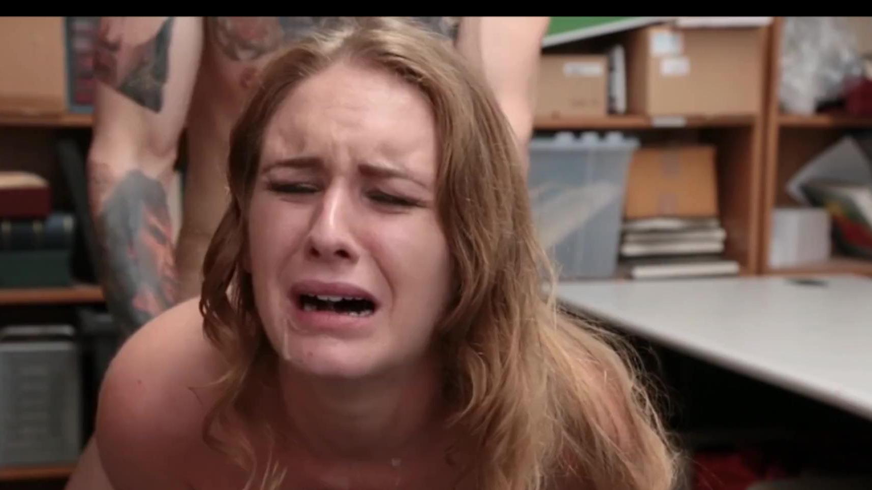 Una ladrona rubia es castigada por su bebé