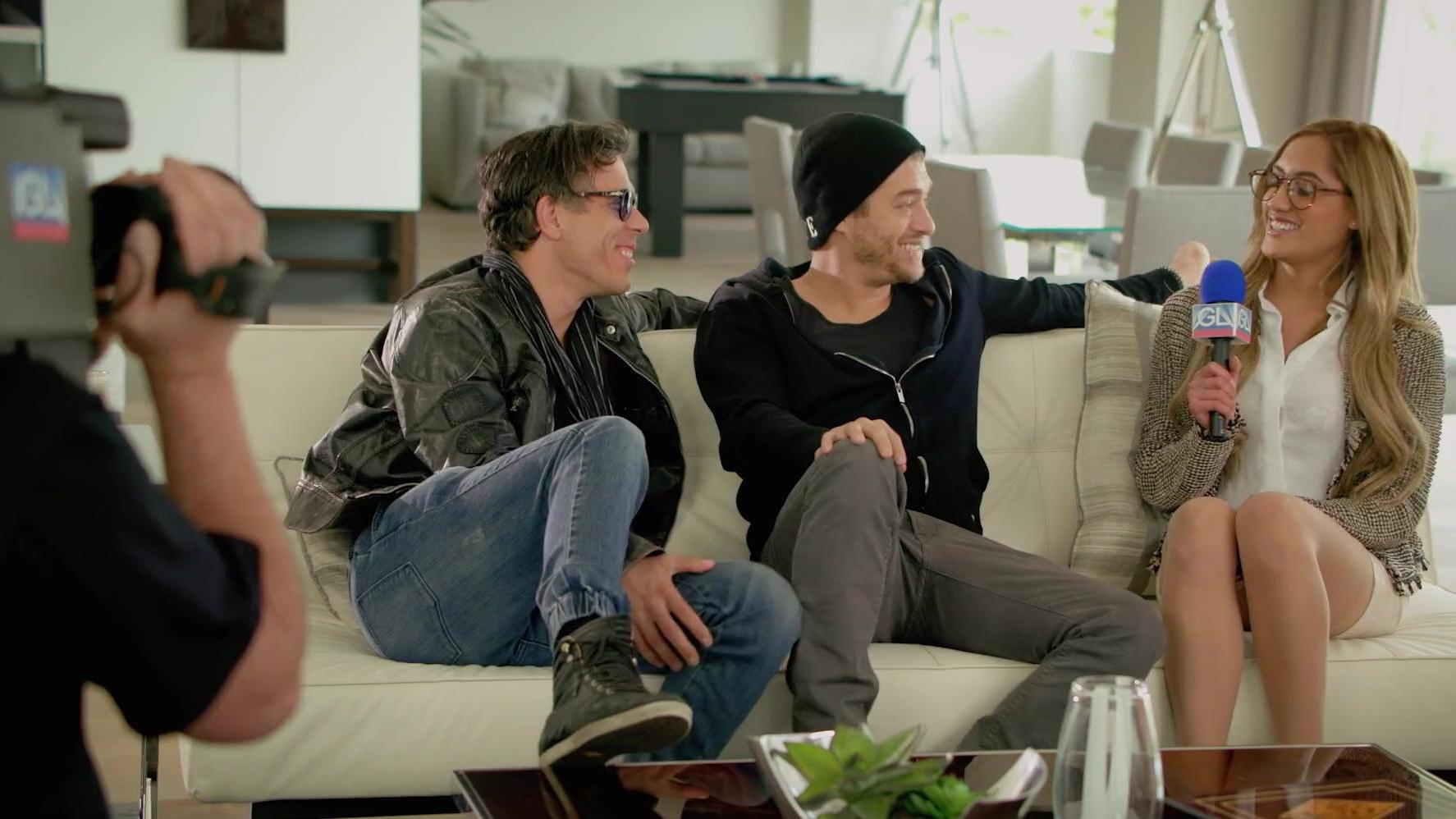 Una linda nena en medias fue metida en sus agujeros después de la entrevista